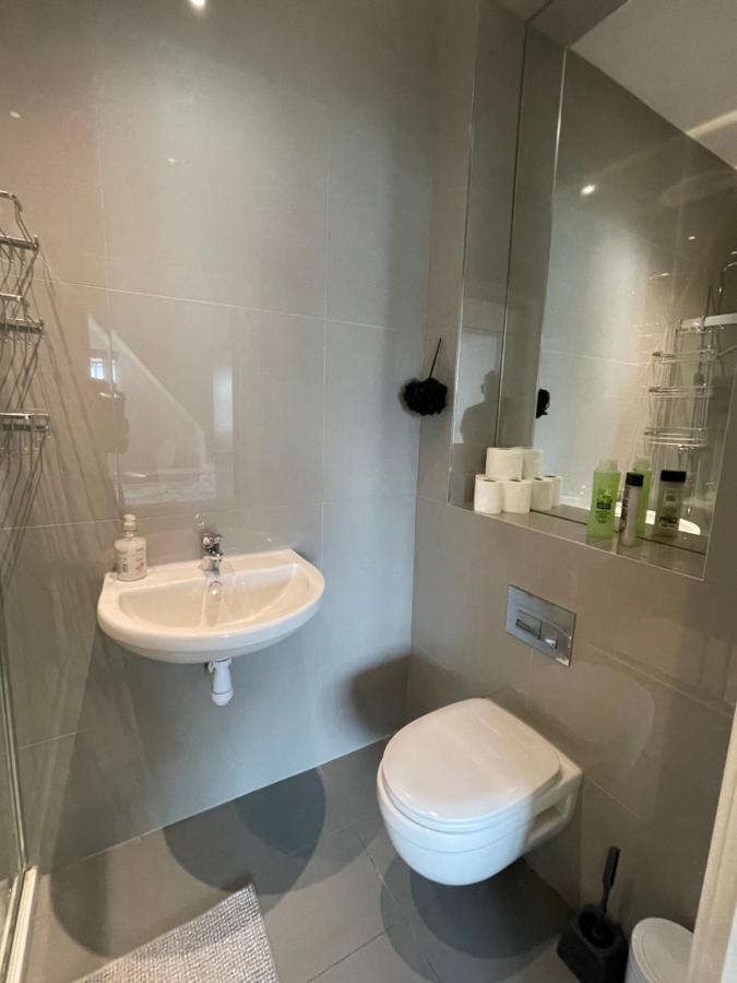 2 Bedroom 2 Bathroom Apartment 8 Including Free Parking Bromley Exterior photo